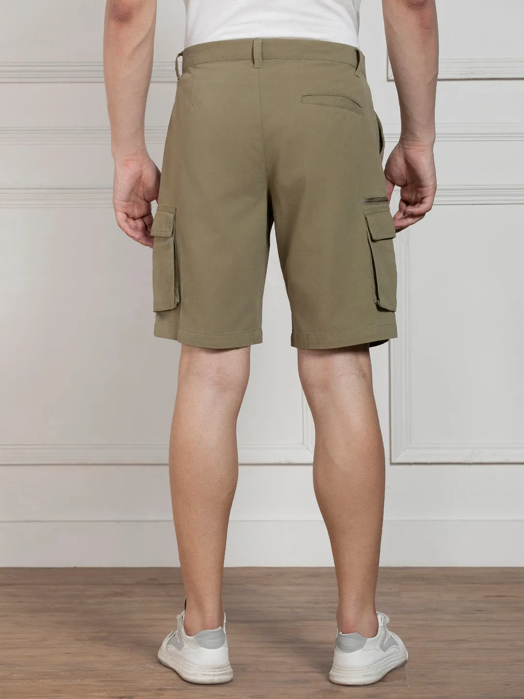 Men's Light Olive Relaxed Fit Mid-Rise Solid Cargo Shorts