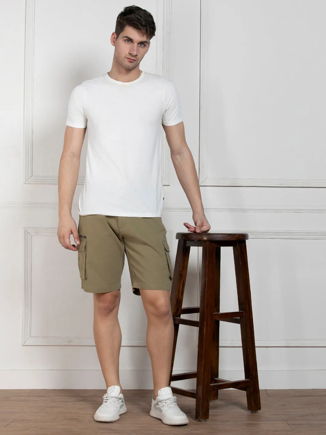 Men's Light Olive Relaxed Fit Mid-Rise Solid Cargo Shorts